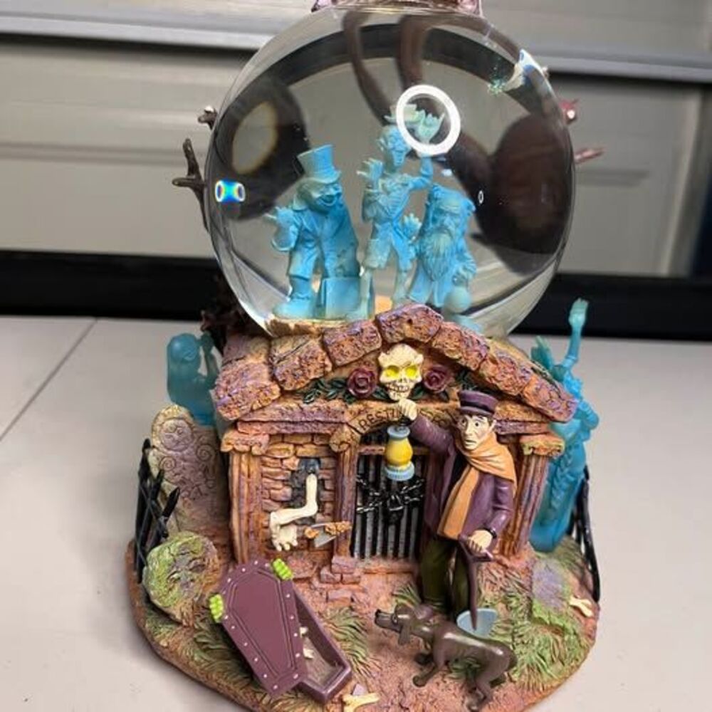 RARE! DISNEY HAUNTED MANSION GRIM GRINNING GHOSTS MUSIC LIGHT UP SNOW GLOBE
